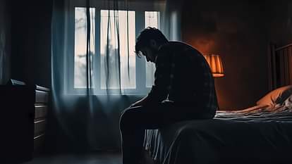 अकेलापन खामोश महामारी, हर घंटे 100 मौतें: युवाओं पर अधिक असर, सोशल मीडिया की दोस्ती भी बेअसर; मोबाइल भी खतरनाक WHO Report Loneliness in the virtual world has become a silent killer taking hundreds of lives every hour