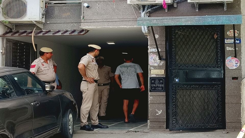 दिल्ली दोहरे हत्याकांड में खुलासा: ₹43 हजार और दो फोन बने काल, आरी के ब्लेड से मुकेश ने काटा मां-बेटे का गला lajpat nagar double murder lady scolded for 43 thousand rupees two phones Mukesh slit throats with saw blade