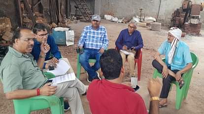 Aligarh News: पिसावा में काले नमक की फैक्टरी पर लखनऊ से आई टीम ने मारा छापा, नमूने भरे team from Lucknow raided the black salt factory in Pisawa Aligarh