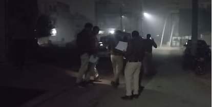 आगरा में पुलिस की पिटाई: सादा कपड़े पहनकर दबिश देने गए थे पुलिसकर्मी, ग्रामीणों ने दौड़ा-दौड़ाकर पीटा Police beaten up in Agra: Policemen went to raid wearing plain clothes villagers chased and beat them up