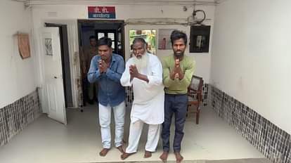 पुलिस से पंगा: सिपाही को जमीन पर गिराकर पीटा, अगले दिन हाथ जोड़कर लंगड़ाते हुए थाने से निकले आरोपी; Video constable was beaten up after being thrown on ground next day accused came out of police station limping