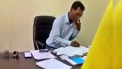 Jharkhand News: सरकारी दफ्तर में सिगरेट पीते कर्मचारी का वीडियो वायरल, CM हेमंत सोरेन के आदेश पर निलंबित Chaibasa: Video of employee smoking cigarette in govt office goes viral, suspended on orders of Hemant Soren