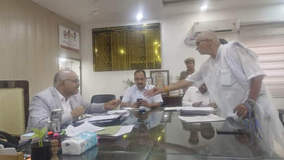 विश्वास की डोर कानपुर तक ले आई: 435 KM का सफर कर मकान कब्जाने की शिकायत लेकर बागपत से DM के पास पहुंचा पीड़ित Kanpur: victim travelled 435 KM from Baghpat to reach DM with a complaint of house occupation
