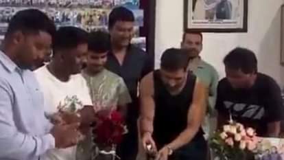 Jharkhand: महेंद्र सिंह धोनी ने रांची में मनाया 44वां जन्मदिन, सादगी के साथ परिवार के बीच काटा केक Mahendra Singh Dhoni celebrated his 44th birthday in Ranchi, cut the cake with simplicity among the family