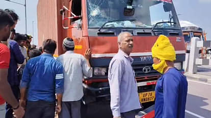 Kanpur Accident: हाईवे पर उलटी दिशा में भाग रहे कंटेनर ने बाइक सवार अधिवक्ता व उनकी मां को कुचला Kanpur Accident: Container going in wrong direction hits bike, two Died