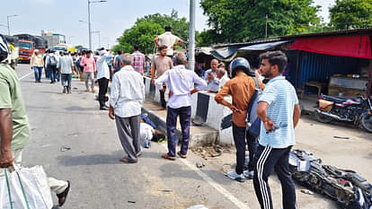 Kanpur Accident: हाईवे पर उलटी दिशा में भाग रहे कंटेनर ने बाइक सवार अधिवक्ता व उनकी मां को कुचला Kanpur Accident: Container going in wrong direction hits bike, two Died