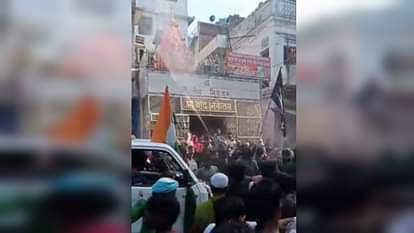 गंगा जमुनी तहजीब : ताजिये में लहराया तिरंगा, शिव मंदिर से की गई पानी की बौछार Ganga Jamuni Tehzeeb: Tricolor hoisted in Tajiya, water was sprinkled from Shiva temple