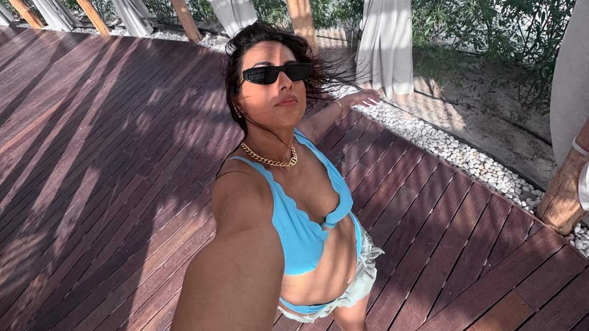 Nia Sharma: निया शर्मा ने शेयर किया हॉट बिकिनी लुक, दुबई को स्टाइलिश अंदाज में किया अलविदा Nia Sharma bids goodbye to Dubai in style with some fun beach pics videos