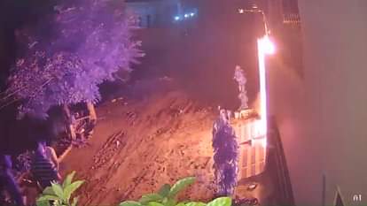 Jalandhar: बाइक पर आए तीन बदमाशों ने घर पर फेंका पेट्रोल बम, बाल-बाल बचा परिवार; Video Bike riding youths threw petrol bombs at a house in Jalandhar