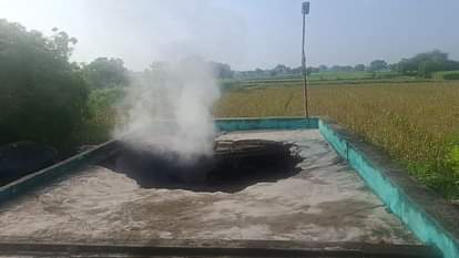Hathras: मकान में लगी भीषण आग, कमरे की छत उड़ी, गेहूं-कपड़े और रुपये जले, वाशिंग मशीन भी जलकर हुई राख fire broke out in the house