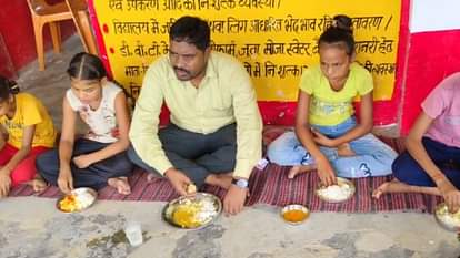 एडीएम का अलग अंदाज: शाहजहांपुर के स्कूल में विद्यार्थियों संग खाया मिड-डे मील, परखी भोजन की गुणवत्ता ADM Arvind Kumar ate mid-day meal with students in School Shahjahanpur