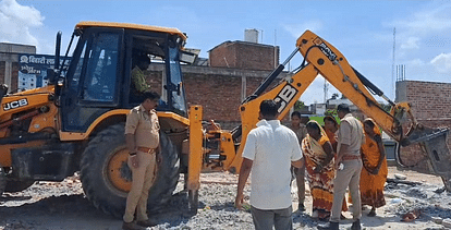 UP: सरकारी जमीन पर अवैध निर्माण पर गरजी जेसीबी, कब्जेदारों के अलावा भाजपा नेताओं ने जताया विरोध UP: JCB roared on illegal construction on government land, apart from the encroachers
