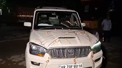 Haryana: करनाल में मेरठ रोड पर बरातियों की बस पर हमला, बस के शीशे तोड़े; मारपीट और लूट का आरोप Allegations of attack, assault and robbery on a bus carrying wedding guests on Meerut Road in Karnal