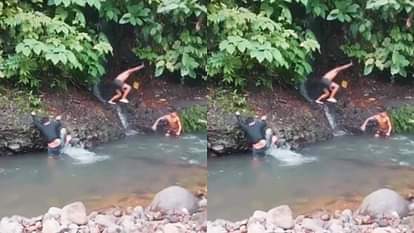 Viral Video: जंगल में नहा रहा था लड़का, अचानक से बड़े अजगर ने मारा झपट्टा, जान बचाने के लिए नदी में कूदा The boy was taking a bath in the jungle suddenly a big python attacked him Video goes Viral on Internet