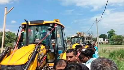 धर्मांतरण की छांगुर स्टोरी: आलीशान कोठी पर गरजा बुलडोजर, CM बोले- सभी अपराधियों की संपत्तियां होंगी जब्त Bulldozer roared on mansion of Changur accused of conversion luxurious house is being demolished