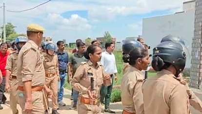 धर्मांतरण की छांगुर स्टोरी: आलीशान कोठी पर गरजा बुलडोजर, CM बोले- सभी अपराधियों की संपत्तियां होंगी जब्त Bulldozer roared on mansion of Changur accused of conversion luxurious house is being demolished