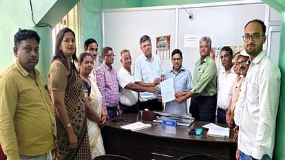 Hathras: ऑनलाइन हाजिरी का होने लगा विरोध, प्रधानाचार्यों ने शिक्षा निदेशक के नाम ज्ञापन डीआईओएस को सौंपा Principals opposed online attendance