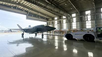 British fighter jet: ब्रिटिश फाइटर जेट F-35बी को ठीक करने में जुटे ब्रिटिश इंजीनियर, हैंगर को पर्दों से ढका British fighter jet F 35 goes behind curtains engineers busy working to rectify the error