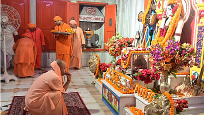 UP: गुरु पूर्णिमा पर शिष्य और गुरु, दोनों भूमिका में दिखेंगे CM योगी, संतों व श्रद्धालुओं को देंगे आशीष During Guru Purnima, CM Yogi will be present in the role of Guru and disciple in Gorakhnath temple