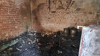 एटा न्यूज: आधी रात को घर में लगी आग, परिवार के लोग बाल-बाल बचे...जल गया गृहस्थी का पूरा सामान Eta News: Fire broke out in the house at midnight family members narrowly escaped