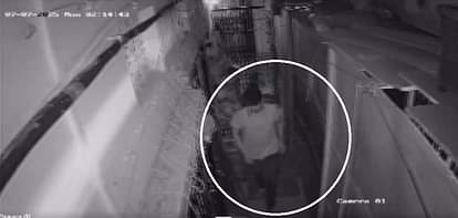 Kanpur Theft: सराफा दुकान का कारीगर 25 लाख के जेवर लेकर भागा, CCTV में कैद हुआ आरोपी…जांच में जुटी पुलिस Kanpur Theft Jeweller of a jewellery shop ran away with jewellery worth 25 lakhs accused caught on CCTV