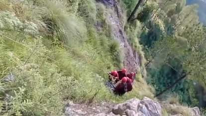Karnaprayag News: घास लेने गई महिला की चट्टान से गिरकर मौत, डीडीआरएफ की टीम ने गहरी खाई से निकाला शव Woman dies after falling from a cliff gone to the forest to collect grass karanprayag Chamoli