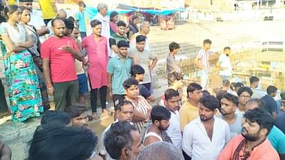 Jaunpur News: दोस्तों के साथ शीतला चौकियां धाम में दर्शन करने गया था युवक, तालाब में डूबने से हुई मौत young man died after drowning in pond located at Sheetla Chowkiyan Dham in jaunpur