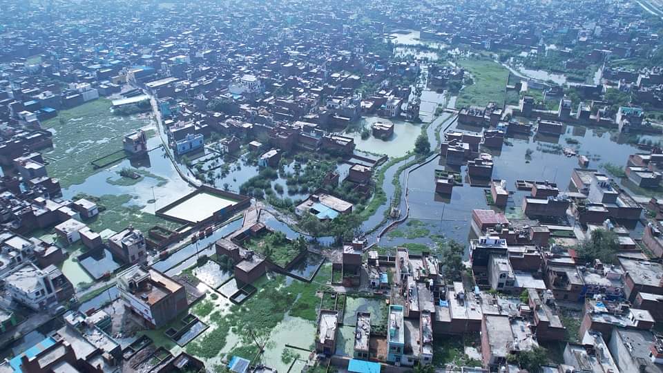 Moradabad Weather: ट्रैक पर भरा पानी.. ट्रेनों का संचालन प्रभावित, सिग्नल फेल होने से रोकनी पड़ीं 26 ट्रेनें Moradabad Weather: Water filled on tracks, train operations affected, 26 trains had stopped due signal failure