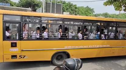 घोर लापरवाही: 51 सीटर बस में 80 बच्चे... सरकारी स्कूल बस का नंबर भी फर्जी, पुलिस ने रोका तो मच गया हंगामा 80 children travelling in 51 seater govt school bus in Jalandhar police issued challan