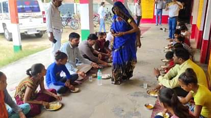 एडीएम का अलग अंदाज: शाहजहांपुर के स्कूल में विद्यार्थियों संग खाया मिड-डे मील, परखी भोजन की गुणवत्ता ADM Arvind Kumar ate mid-day meal with students in School Shahjahanpur