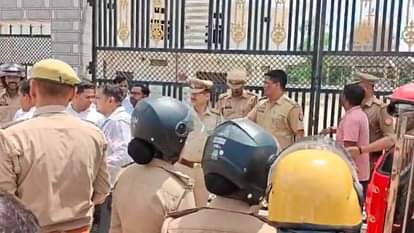 धर्मांतरण की छांगुर स्टोरी: आलीशान कोठी पर गरजा बुलडोजर, CM बोले- सभी अपराधियों की संपत्तियां होंगी जब्त Bulldozer roared on mansion of Changur accused of conversion luxurious house is being demolished