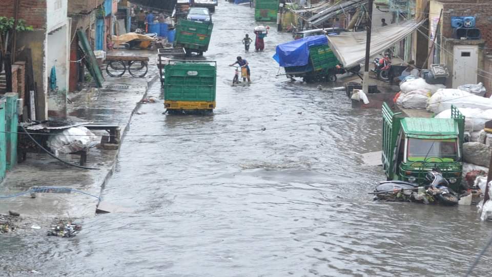 Heavy Rain in UP: सड़कें जलमग्न...डूब गई रेलवे लाइन, आफत बनकर बरसे मेघ, अगले 48 घंटे मूसलाधार बारिश का अलर्ट Heavy rain alert for next 48 hours UP Weather new update monsoon prediction
