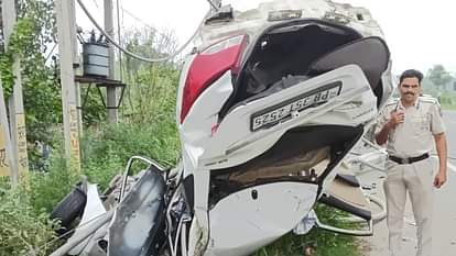 Punjab Accident: कार के उड़े चिथड़े...जालंधर-पठानकोट हाईवे पर भयानक हादसा, डिवाइडर से टकराई गाड़ी, युवक की मौत Car collided with divider on Jalandhar Pathankot highway one dead