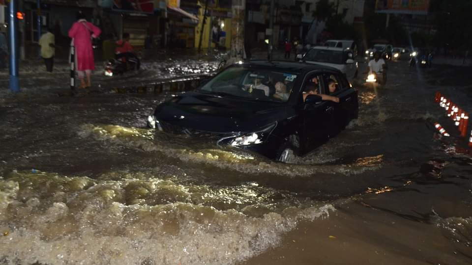 Heavy Rain in UP: सड़कें जलमग्न...डूब गई रेलवे लाइन, आफत बनकर बरसे मेघ, अगले 48 घंटे मूसलाधार बारिश का अलर्ट Heavy rain alert for next 48 hours UP Weather new update monsoon prediction