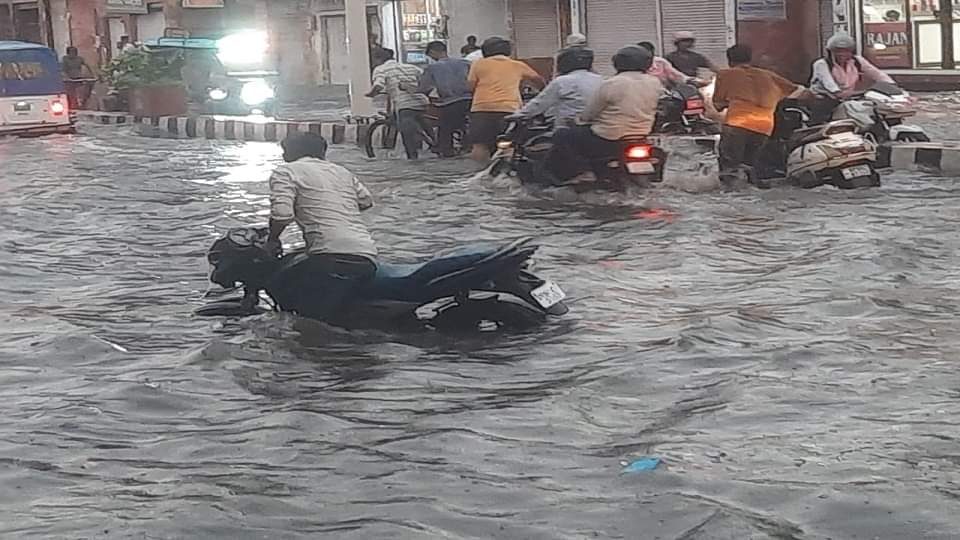 Heavy Rain in UP: सड़कें जलमग्न...डूब गई रेलवे लाइन, आफत बनकर बरसे मेघ, अगले 48 घंटे मूसलाधार बारिश का अलर्ट Heavy rain alert for next 48 hours UP Weather new update monsoon prediction