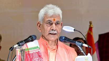 J&K: जिनके अपनों को आतंकियों ने छीना...अब उन्हें मिलेगा सरकार का साथ, एलजी मनोज सिन्हा ने सौंपे नियुक्ति पत्र LG manoj sinha Handed over appointment letters to NoKs of terror victims.