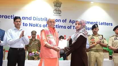 J&K: जिनके अपनों को आतंकियों ने छीना...अब उन्हें मिलेगा सरकार का साथ, एलजी मनोज सिन्हा ने सौंपे नियुक्ति पत्र LG manoj sinha Handed over appointment letters to NoKs of terror victims.
