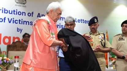 J&K: जिनके अपनों को आतंकियों ने छीना...अब उन्हें मिलेगा सरकार का साथ, एलजी मनोज सिन्हा ने सौंपे नियुक्ति पत्र LG manoj sinha Handed over appointment letters to NoKs of terror victims.
