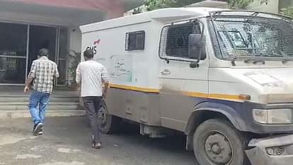 Udaipur News: गोगुंदा में नाकेबंदी के दौरान 1100 किलो चांदी पकड़ी, इनकम टैक्स और जीएसटी की टीम कर रही है जांच Udaipur News: 1100 kg silver seized during blockade in Gogunda, Income Tax and GST team is investigating