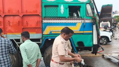 Janjgir Champa: कार की टक्कर से महिला की मौत, पति और तीन बच्चे गंभीर रूप से घायल Woman dies in car accident husband and three children seriously injured in Janjgir Champa