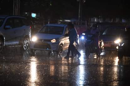 Mp weather: मध्य प्रदेश में आज अति भारी बारिश का अलर्ट, नदी-नाले उफान पर, कई जिलों के स्कूलों में छुट्टी घोषित MP weather: Very heavy rain alert in Madhya Pradesh today, rivers and streams in spate, holiday declared in sc