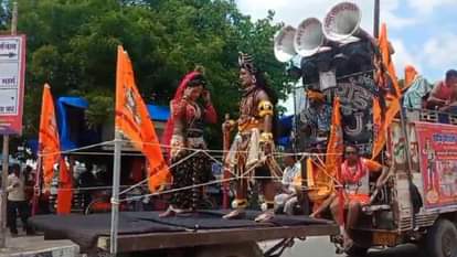 Kanwar Yatra: शाहजहांपुर में हाईवे पर गोला जाने वाले कांवड़ियों की धूम, हर तरफ बम-बम भोले की गूंज rush of Kanwariyas going to Gola on the highway in Shahjahanpur