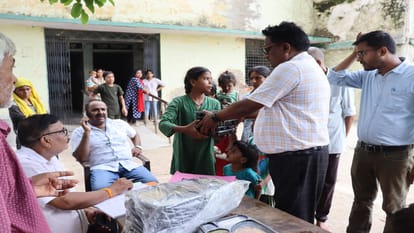 Prayagraj Flood : बाढ़ के पानी में डूब गए 50 घर, बाढ़ शिविरों में पहुंचने लगे लोग Prayagraj Flood: 50 houses submerged in flood water, people started reaching flood camps