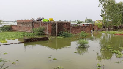 Prayagraj Flood : बाढ़ के पानी में डूब गए 50 घर, बाढ़ शिविरों में पहुंचने लगे लोग Prayagraj Flood: 50 houses submerged in flood water, people started reaching flood camps