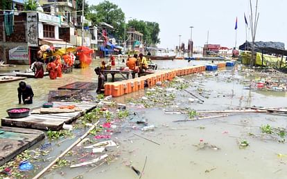 Prayagraj Flood : , अशोक नगर समेत कई मोहल्ले चपेट में, खतरे के निशान के करीब पहुंचा गंगा-यमुना का जलस्तर Prayagraj Flood: Flood water reached the settlements, water level continues to rise