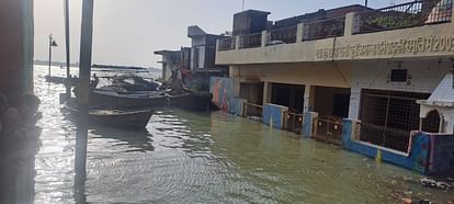 Prayagraj Flood : , अशोक नगर समेत कई मोहल्ले चपेट में, खतरे के निशान के करीब पहुंचा गंगा-यमुना का जलस्तर Prayagraj Flood: Flood water reached the settlements, water level continues to rise