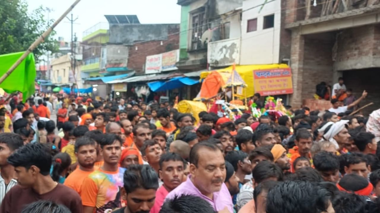 सावन का दूसरा सोमवार: 'छोटी काशी' में उमड़ा शिवभक्तों का सैलाब, भीड़ के दबाव से रेलिंग टूटी; देखें तस्वीरें huge crowd of Shiv devotees gathered in Gola of Lakhimpur Kheri om Sawan Somvar