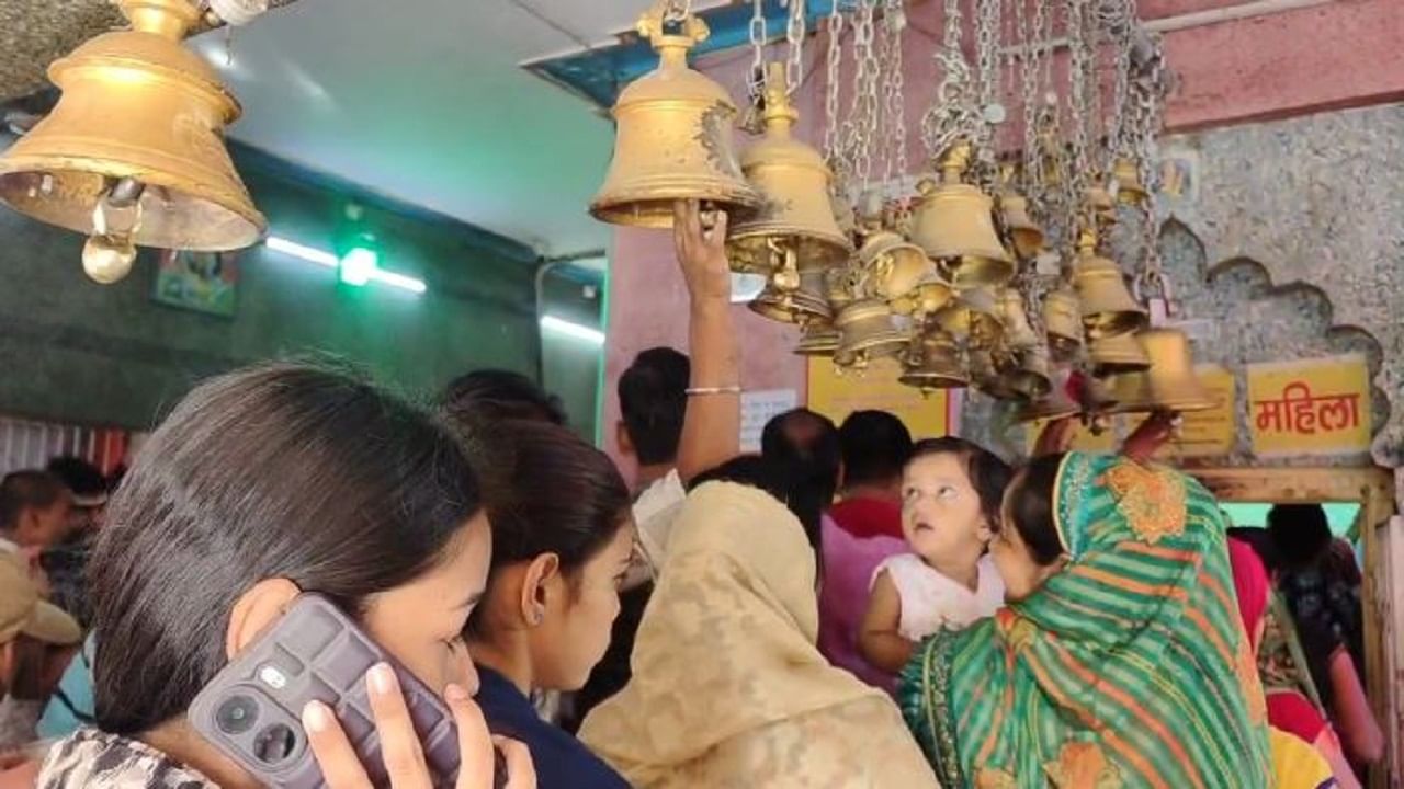 सावन का दूसरा सोमवार: 'छोटी काशी' में उमड़ा शिवभक्तों का सैलाब, भीड़ के दबाव से रेलिंग टूटी; देखें तस्वीरें huge crowd of Shiv devotees gathered in Gola of Lakhimpur Kheri om Sawan Somvar