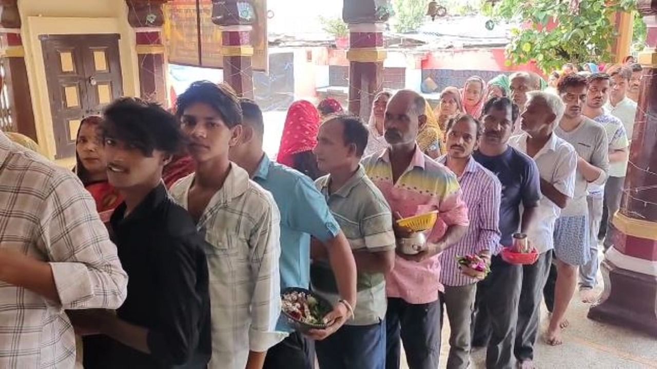 सावन का दूसरा सोमवार: 'छोटी काशी' में उमड़ा शिवभक्तों का सैलाब, भीड़ के दबाव से रेलिंग टूटी; देखें तस्वीरें huge crowd of Shiv devotees gathered in Gola of Lakhimpur Kheri om Sawan Somvar