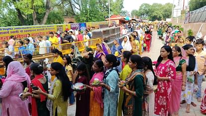 Prayagraj News : सावन के दूसरे सोमवार पर भोले के दरबार में उमड़ी भीड़, महादेव के जयकारे गूंजे Prayagraj News: On the second Monday of Sawan, a huge crowd gathered at Bhole Temple